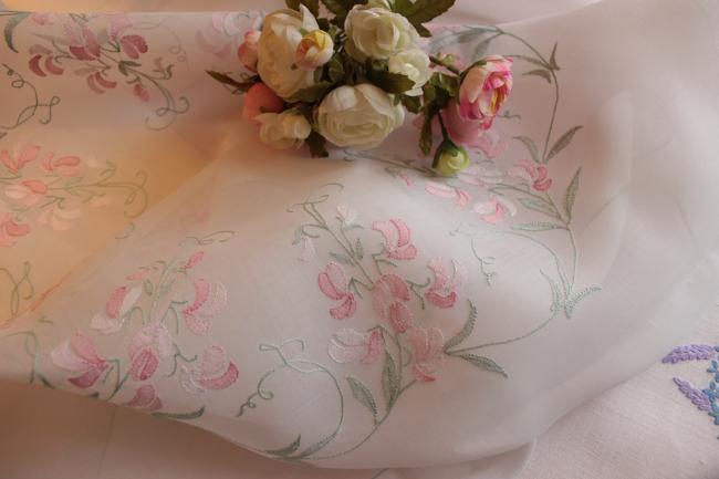 Romantique nappe en voile brodé d'une couronne de pois de senteurs vers 1950