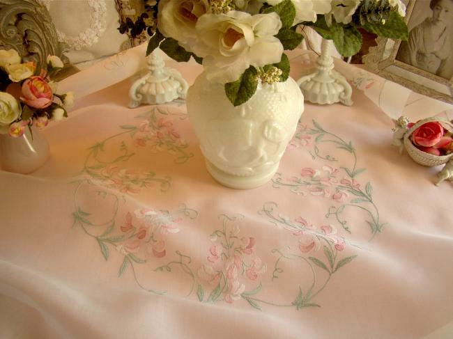 Romantique nappe en voile brodé d'une couronne de pois de senteurs vers 1950