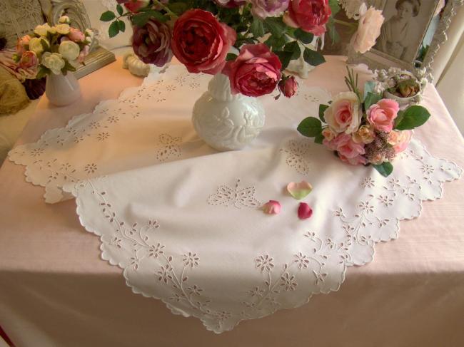 Adorable petite nappe brodée de rinceaux de fleurs et papillons à l'anglaise