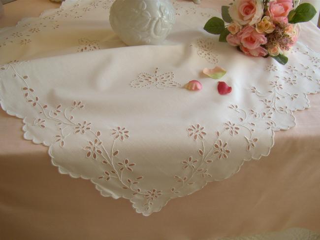 Adorable petite nappe brodée de rinceaux de fleurs et papillons à l'anglaise