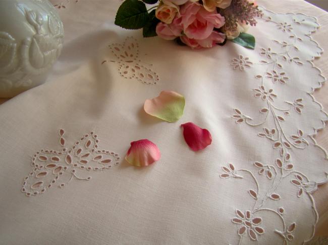 Adorable petite nappe brodée de rinceaux de fleurs et papillons à l'anglaise