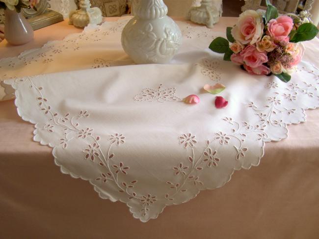 Adorable petite nappe brodée de rinceaux de fleurs et papillons à l'anglaise