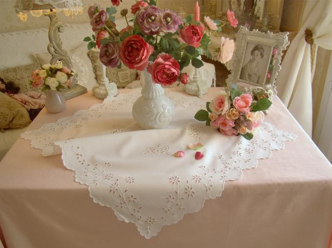 Adorable petite nappe brodée de rinceaux de fleurs et papillons à l'anglaise