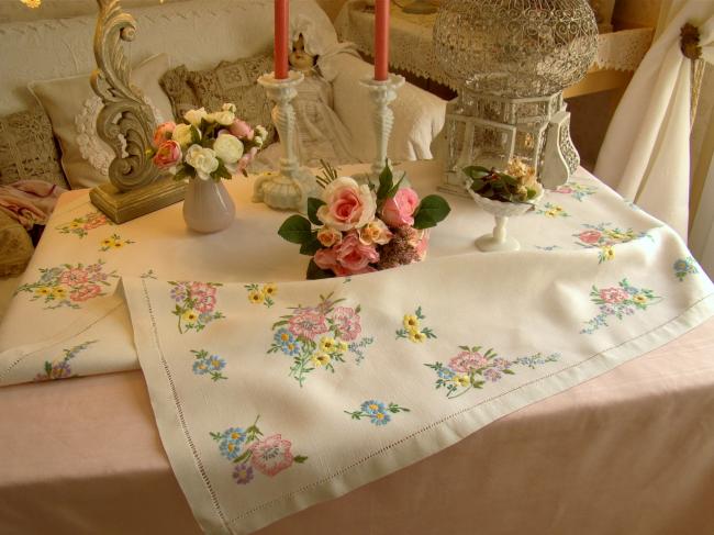 Très jolie nappe brodée à la main d'une farandole de fleurs du Printemps