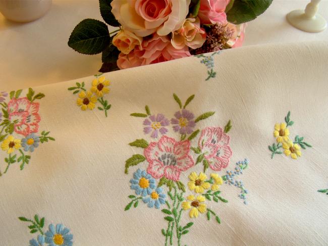 Très jolie nappe brodée à la main d'une farandole de fleurs du Printemps