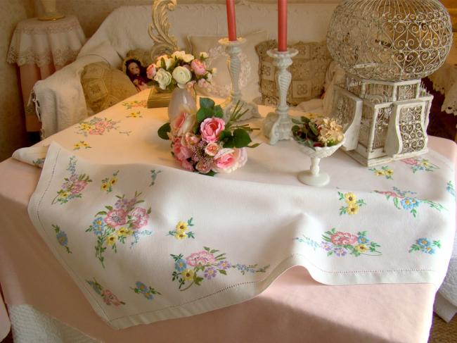 Très jolie nappe brodée à la main d'une farandole de fleurs du Printemps