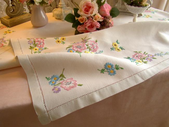 Très jolie nappe brodée à la main d'une farandole de fleurs du Printemps