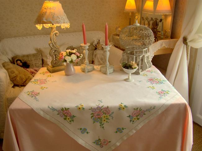 Très jolie nappe brodée à la main d'une farandole de fleurs du Printemps