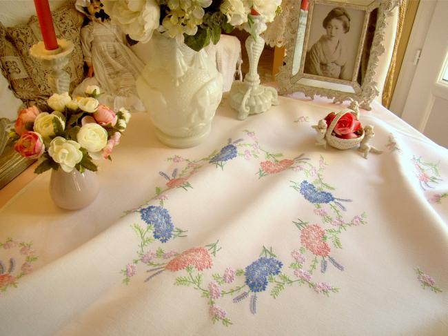 Romantique petite nappe en lin brodée d'Asters et Lavande, rose et bleu