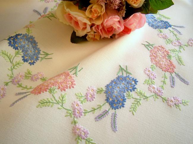 Romantique petite nappe en lin brodée d'Asters et Lavande, rose et bleu