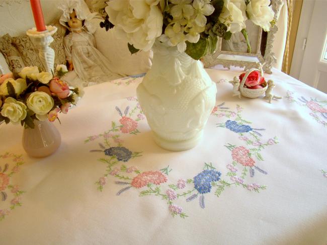 Romantique petite nappe en lin brodée d'Asters et Lavande, rose et bleu