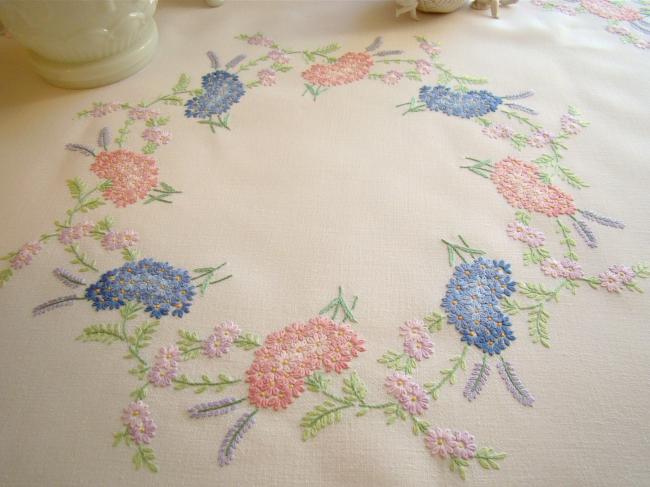 Romantique petite nappe en lin brodée d'Asters et Lavande, rose et bleu