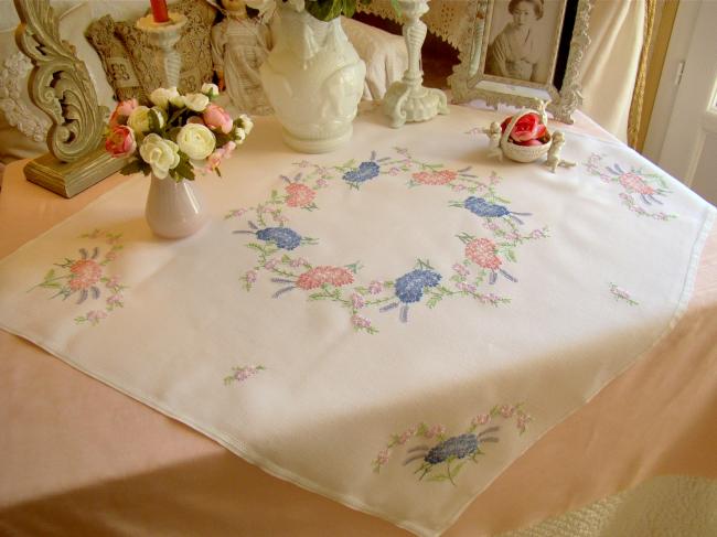 Romantique petite nappe en lin brodée d'Asters et Lavande, rose et bleu