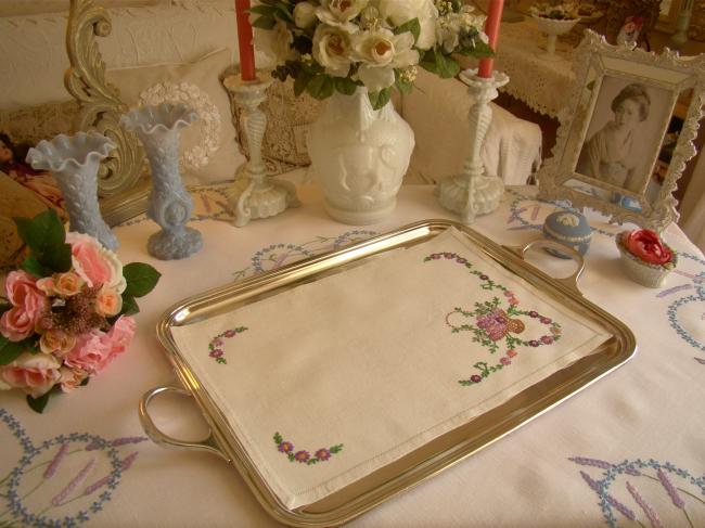 Très joli centre de table en lin brodé d'un paniers d'asters 1940