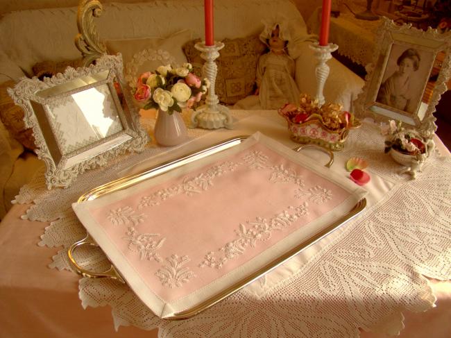 Adorable centre de table en lin rose brodé avec gracieuse dentelle blanche