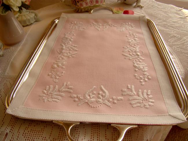 Adorable centre de table en lin rose brodé avec gracieuse dentelle blanche