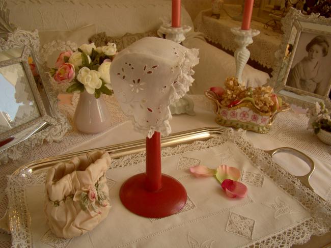 Charmant bonnet de Bébé en batiste de lin brodé à l'anglaise et dentelle 1900