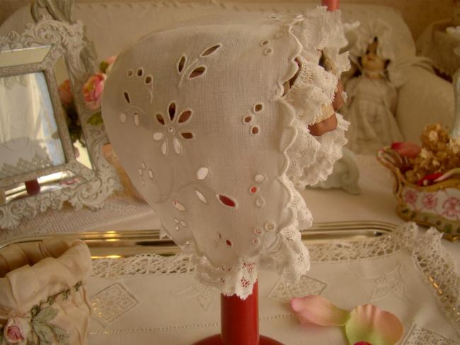 Charmant bonnet de Bébé en batiste de lin brodé à l'anglaise et dentelle 1900