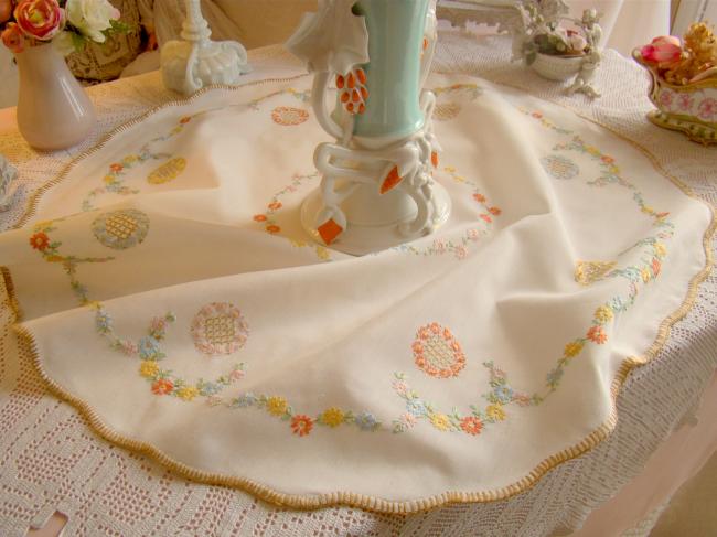 Adorable petite nappe ronde en voile brodé de marguerites 1950