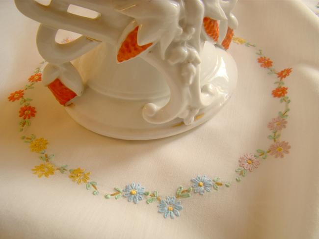 Adorable petite nappe ronde en voile brodé de marguerites 1950