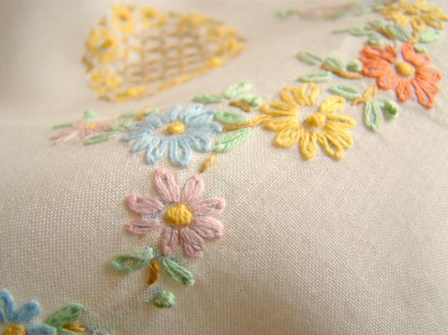 Adorable petite nappe ronde en voile brodé de marguerites 1950