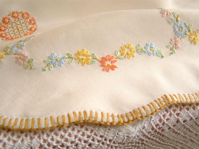 Adorable petite nappe ronde en voile brodé de marguerites 1950