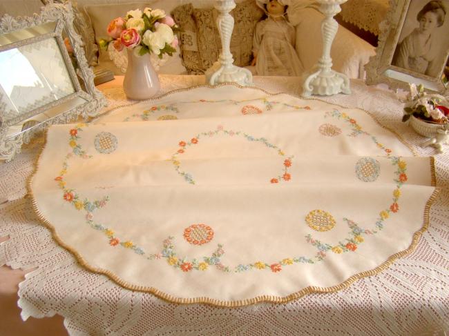 Adorable petite nappe ronde en voile brodé de marguerites 1950