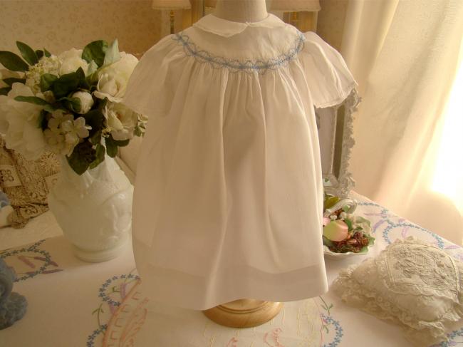 Adorable petite robe neuve de bébé avec smocks 1950