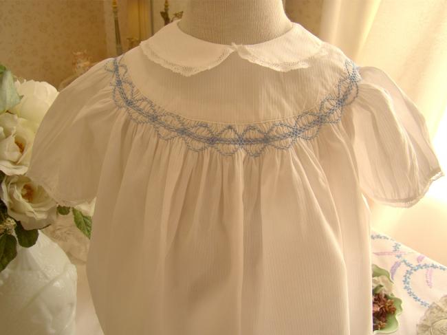 Adorable petite robe neuve de bébé avec smocks 1950