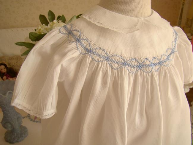 Adorable petite robe neuve de bébé avec smocks 1950