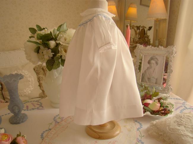 Adorable petite robe neuve de bébé avec smocks 1950