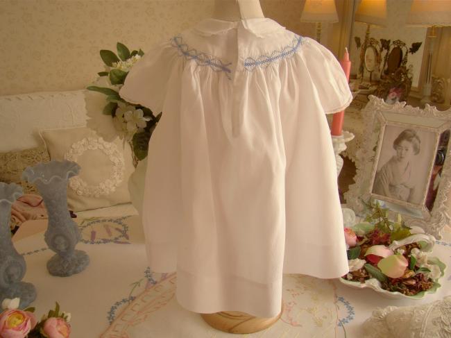 Adorable petite robe neuve de bébé avec smocks 1950