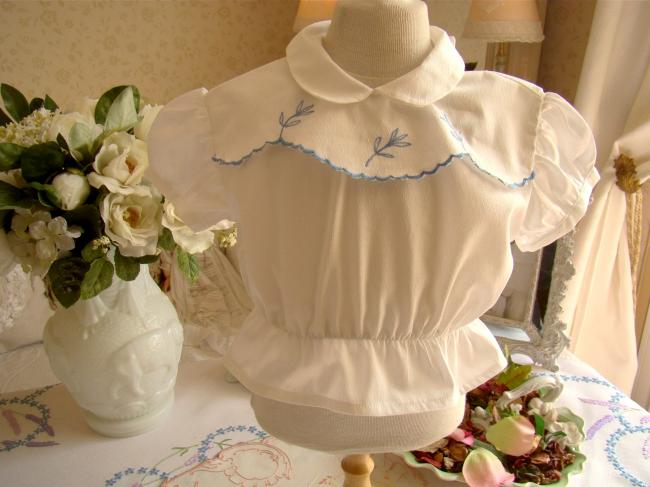 Adorable petite blouse neuve de bébé avec broderie 1950