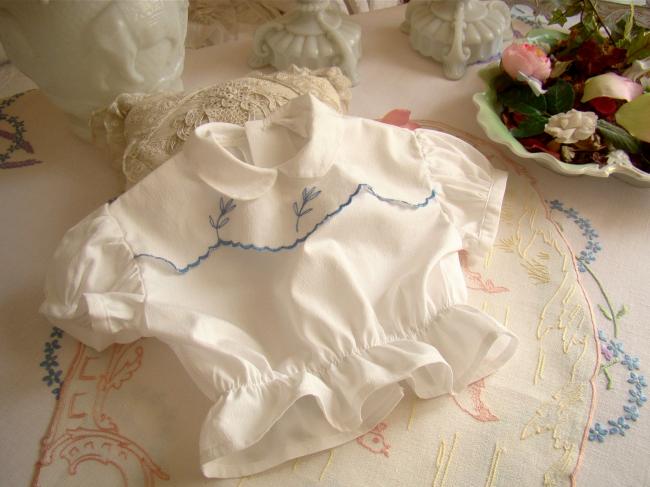 Adorable petite blouse neuve de bébé avec broderie 1950