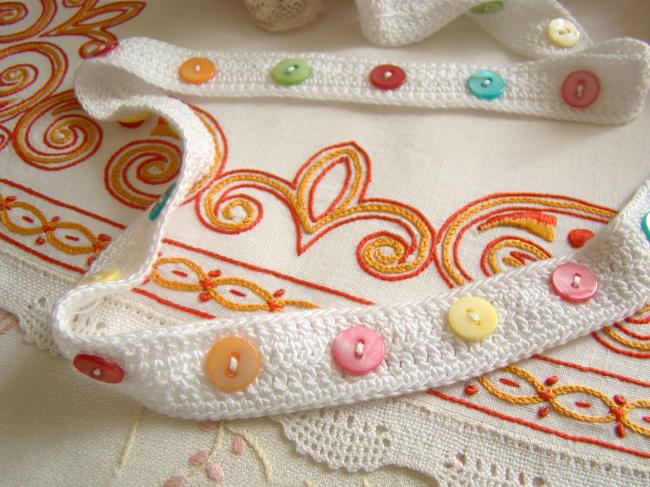 Merveilleuse bande en coton crocheté avec boutons de nacre multicolore