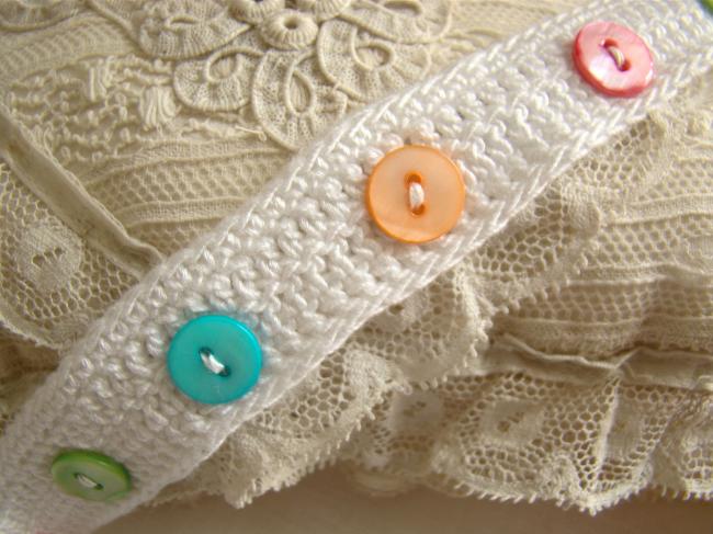 Merveilleuse bande en coton crocheté avec boutons de nacre multicolore