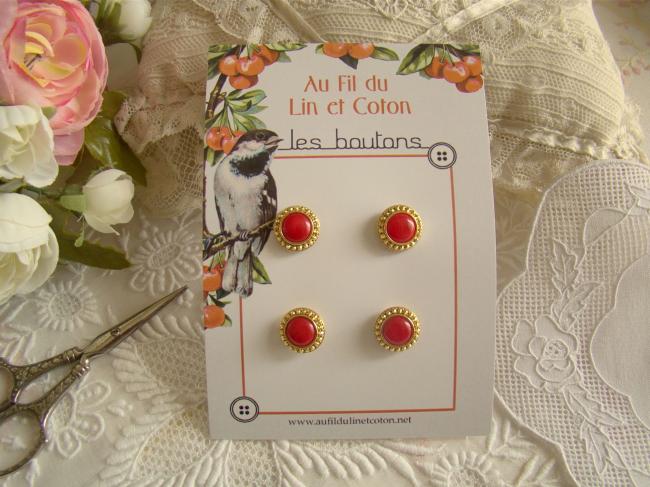 Carte de 4 petits boutons cerclés de doré et coeur rouge cerise en Ø 14 mm