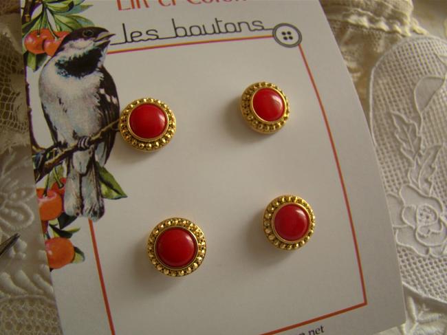 Carte de 4 petits boutons cerclés de doré et coeur rouge cerise en Ø 14 mm