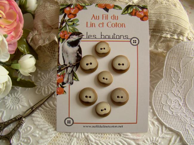 Carte de 4 boutons moyens + 3 petits ronds imitation corne beige en Ø 15-17mm