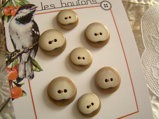 Carte de 4 boutons moyens + 3 petits ronds imitation corne beige en Ø 15-17mm