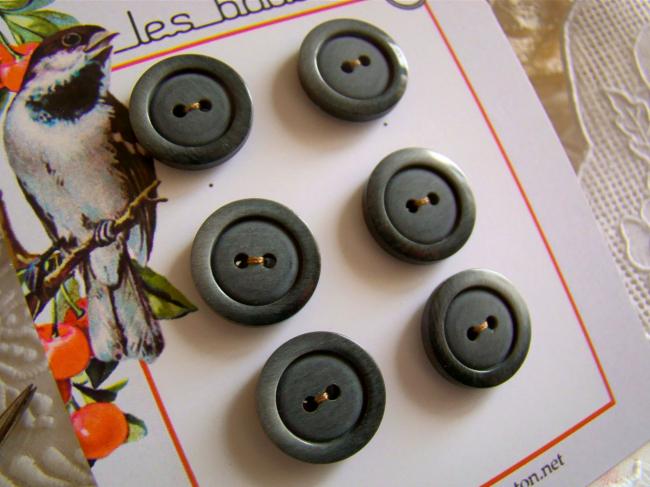 Carte de 6 boutons moyens imitation corne gris-gris foncé en Ø 17mm