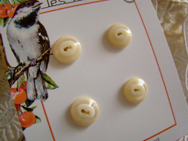Carte de 4 petits boutons ronds en résine nacré blanc crème Ø 14mm