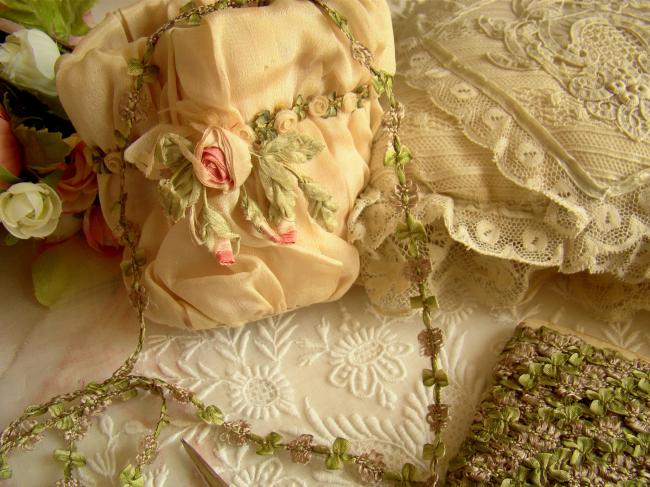 Rare ancien ruban rococo en soie rose fané et vert nuancé (9 mm)