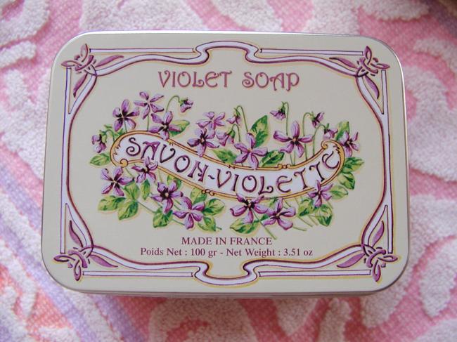 Adorable boîte rectangulaire décorée avec son savon parfumé à la Violette