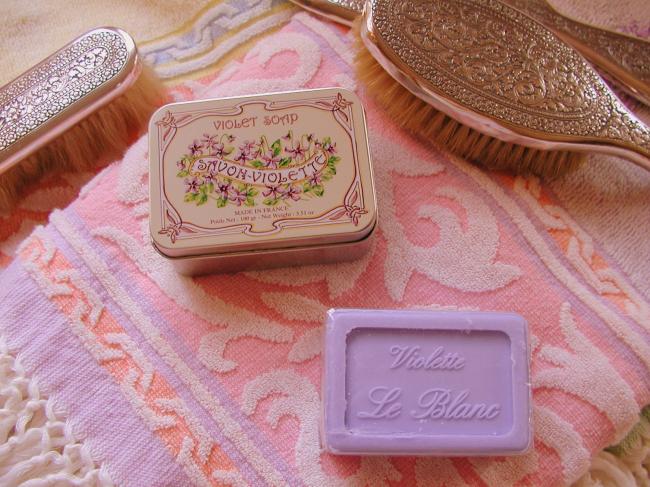 Adorable boîte rectangulaire décorée avec son savon parfumé à la Violette