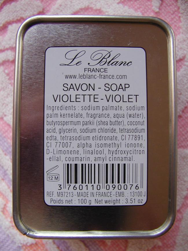 Adorable boîte rectangulaire décorée avec son savon parfumé à la Violette