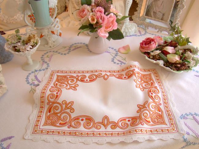 Charmant centre de table en pur lin, broderie orange et petite dentelle 