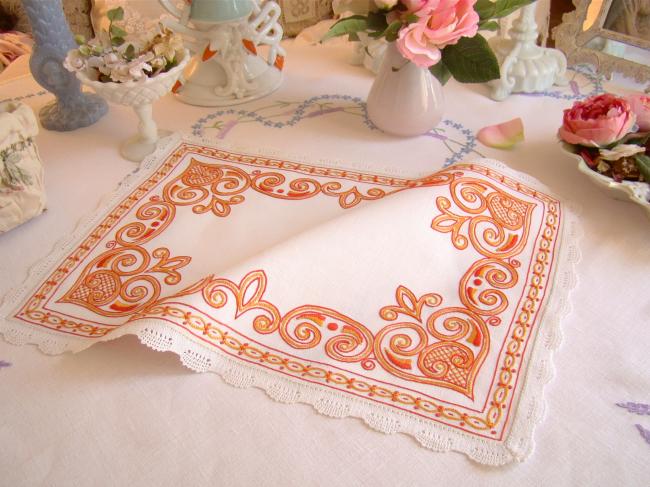 Charmant centre de table en pur lin, broderie orange et petite dentelle 