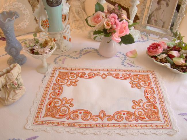 Charmant centre de table en pur lin, broderie orange et petite dentelle 