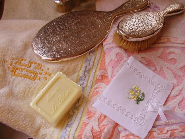 Romantique pochette ajourée et brodée avec son savon au Mimosa